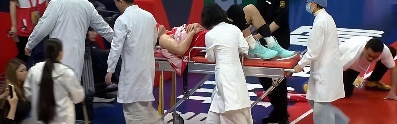 北单官网北京体育彩票官网-翻滚倒地很痛苦！郭艾伦左膝盖受伤，已被担架车抬走！广州队难了